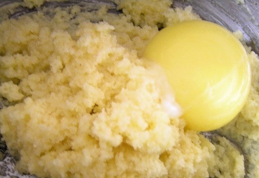 1. Этап. Торт Белый танец: Приготовьте корж. Разотрите масло с сахаром, добавьте желток, перемешайте.