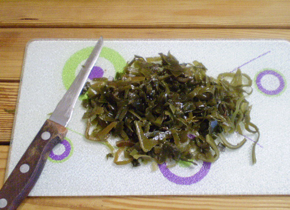 1. Этап. Салат к рыбе: 2. Ламинарию нарезаем на кусочки, удобно будет не только перемешивать салат, но и кушать.