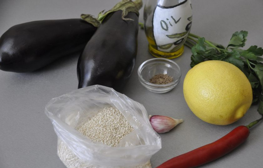 1. Этап. Бабагануш из баклажанов: Подготовьте ингредиенты.