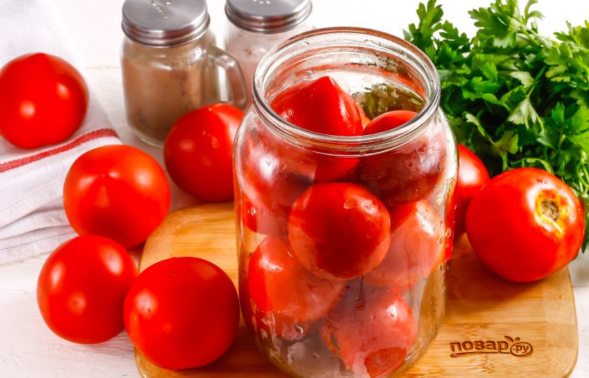1. Этап. Маринованные помидоры Как в магазине: Промойте помидоры в воде, наколите ножом и выложите в банку до верха.