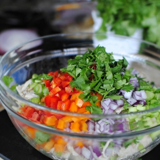 1. Этап. Салат Мексиканский с курицей: Все овощи и зелень нарезаем мелким кубиком, кладем в салатницу.