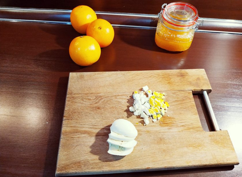 1. Этап. Салат с куриным филе Рандеву: Яйца отварите, а когда они остынут очистите их от скорлупы. Нарежьте яйца мелким кубиком.