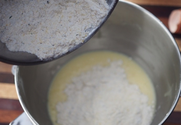 1. Этап. Лимонный пирог с глазурью: 5. Добавьте к жидкой смеси половину мучной и перемешайте, затем – вторую половину и снова размешайте.