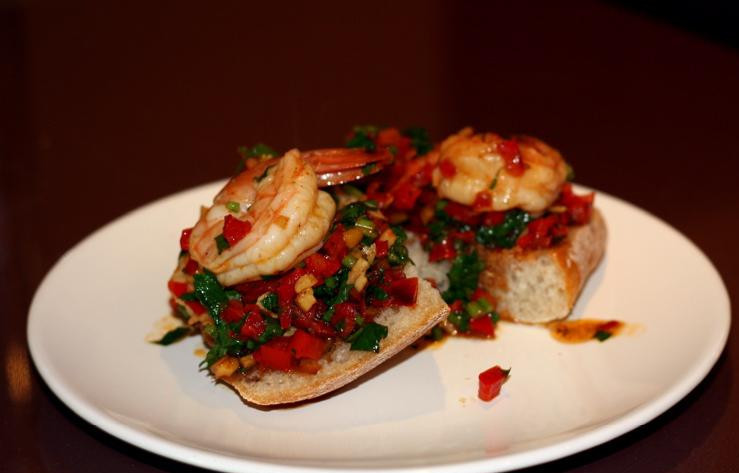 1. Этап. Острые бутерброды с креветками: Жарим еще буквально 2 минуты, потом посыпаем петрушкой и снимаем с огня. Берем ломтики белого хрустящего хлеба, намазываем на каждый понемногу нашей начинки - и подаем. Приятного! :)