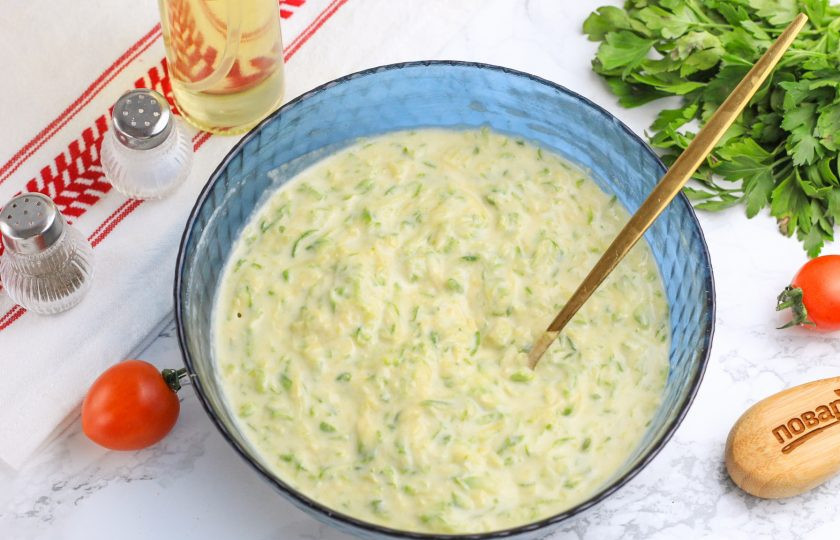 1. Этап. Вафли кабачковые в вафельнице: Тесто должно получиться не слишком плотным, вязким.