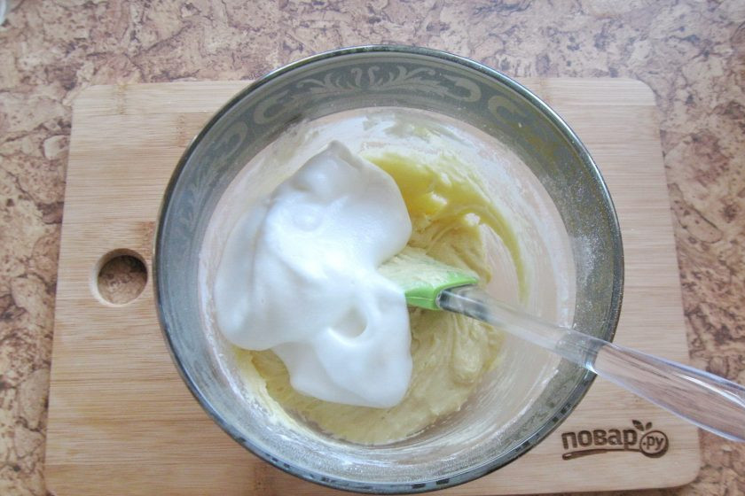 1. Этап. Фисташковый кекс: Очень аккуратно, в два-три приема введите в тесто взбитые белки с сахаром.