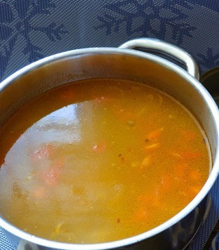 1. Этап. Рассольник с тунцом и булгуром: Добавить пережарку и тунец в кастрюлю, варить 3 минуты, посолить.