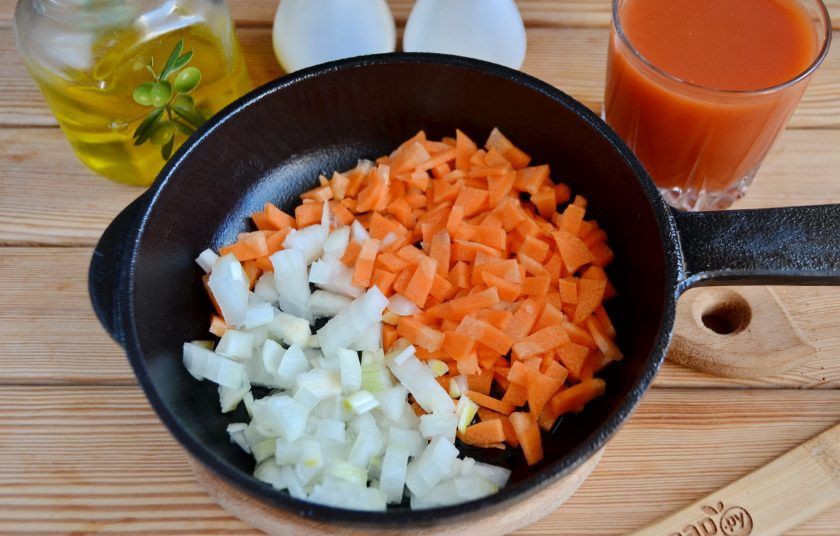 1. Этап. Паста Аль форно: Другую половинку лука и морковь (овощи порежьте максимально тонко) на двух столовых ложках масла доведите до мягкости. Жарьте, периодически помешивая.