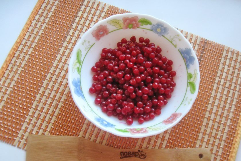 1. Этап. Калина на зиму: Ягоды снимите с веточек и выложите в миску. Удалите поврежденные и подгнившие ягоды.
