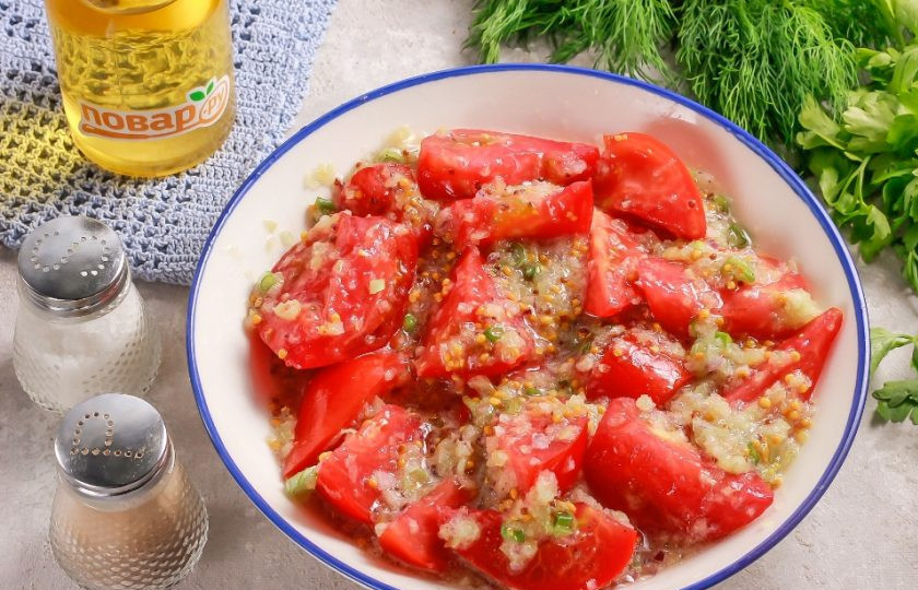 1. Этап. Пикантная закуска из помидоров: Аккуратно все перемешайте и поместите в холодильник на 30-40 минут. Желательно накрыть емкость крышкой, чтобы другие продукты не вобрали в себя яркий аромат.