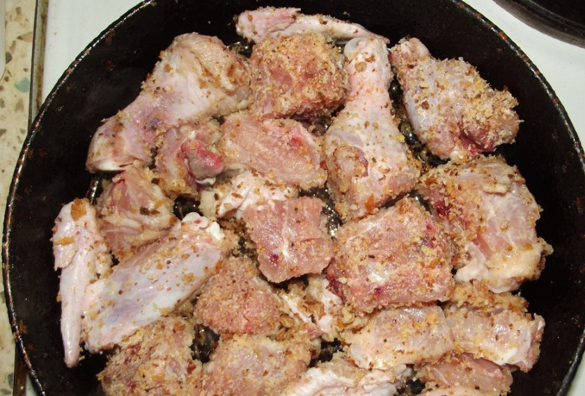 1. Этап. Курица в сухарях: 3. Греем растительное масло на сковороде, и поджариваем ножки с одной стороны до золотистого цвета.