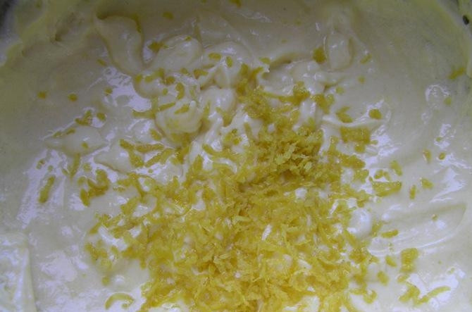 1. Этап. Паска из кукурузной муки: 2. Добавляйте постепенно лимонную цедру и сок половинки лимона, продолжайте взбивать.