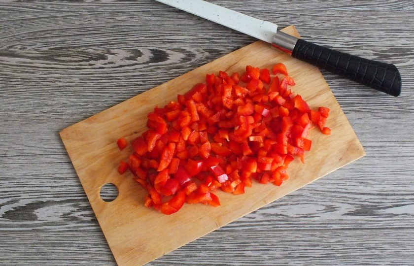 1. Этап. Энчиладос с курицей в лаваше: Перец очистите от семян. Нарежьте мелким кубиком.