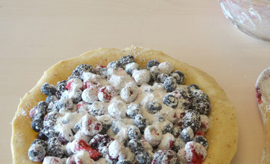 1. Этап. Открытый пирог с ягодами: 12. Выложите ягоды на тесто и отправьте форму в духовку.