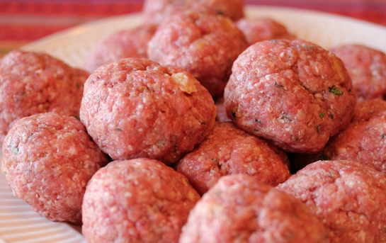 1. Этап. Тефтели мясные: 4. Из полученной массы сформируйте небольшие шарики.