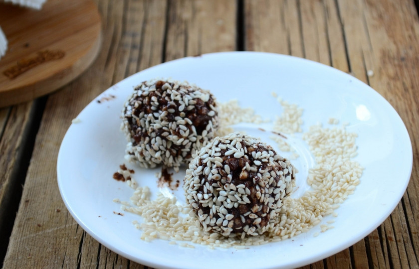 1. Этап. Полезные конфеты (стоит попробовать!): Когда масса чуть застынет, сформируйте шарики, обваляйте их в кунжутных семечках.