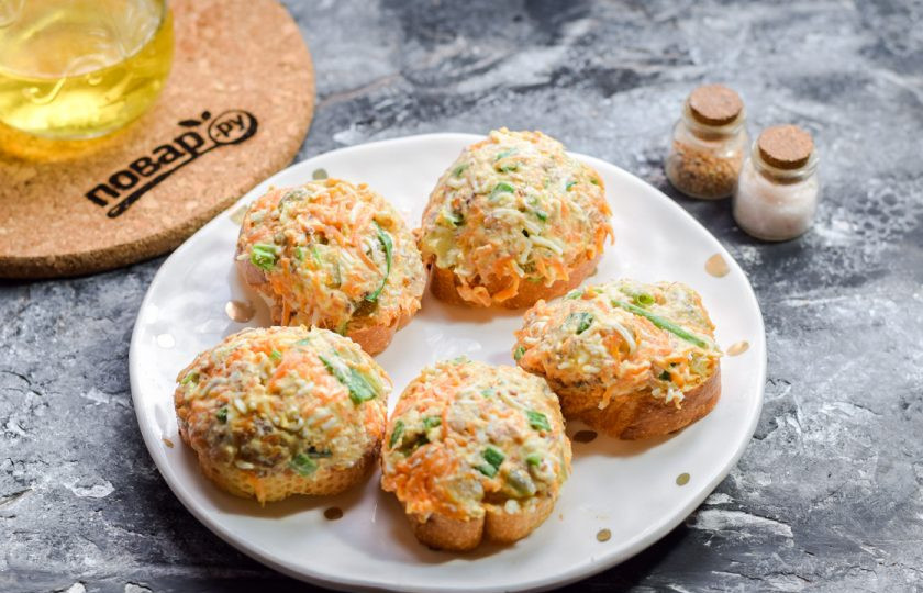 1. Этап. Запеченные бутерброды с рыбой: Смажьте приготовленной смесью ломтики хлеба. Духовку прогрейте до 180 градусов.