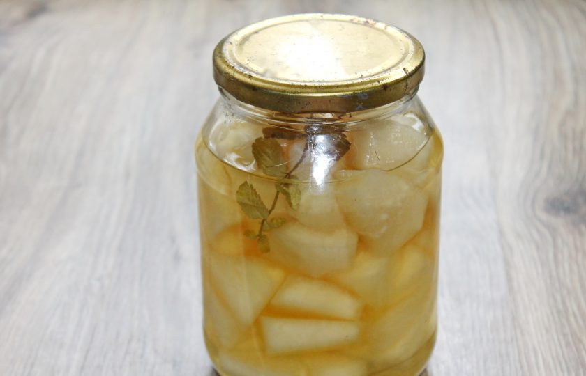 1. Этап. Дынная водка: Плотно закройте банку и уберите в холодное место на четыре дня. Затем процедите водку, разлейте по бутылкам и охладите.