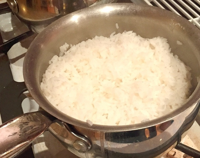 1. Этап. Роллы простые: 2. Отварите рис до готовности, остудите его и смешайте с 2 столовыми ложками рисового уксуса.