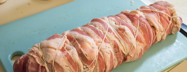 1. Этап. Рулет с плавленым сыром: 6. Обязательно посолить и поперчить мясо, также в рецепт приготовления рулета с плавленым сыром можно использовать приправы по вкусу.