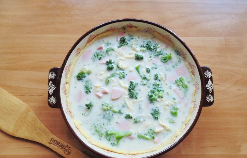 1. Этап. Киш с брокколи и шпинатом: Готовой заливкой заполните тесто с брокколи и ветчиной. Свежий шпинат нарежьте мелко и добавьте в киш, а мороженый разморозьте и равномерно разложите по всей поверхности.