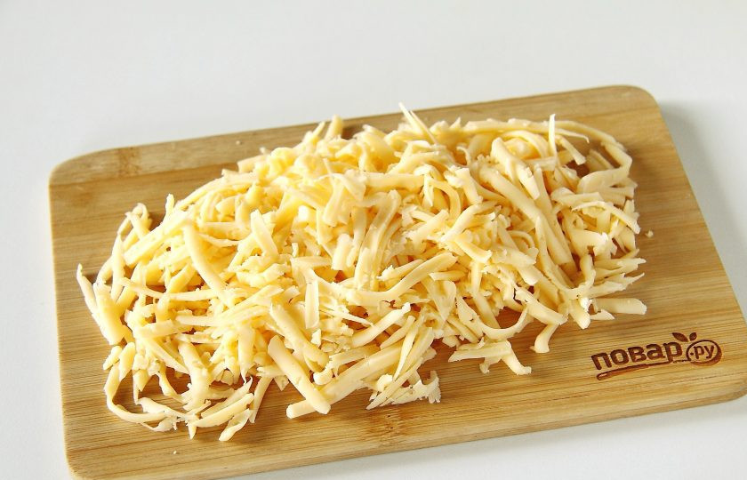 1. Этап. Яичные блины с сыром: Сыр натрите на терке.