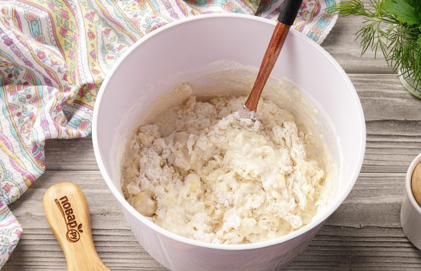 1. Этап. Пирог Семейный: Перемешайте и частями добавьте муку.