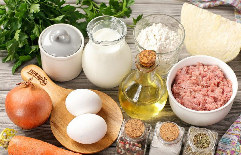 1. Этап. Блинчики с мясом, морковью и капустой: Подготовьте все ингредиенты. Фарш можно взять любой, у меня из свинины.