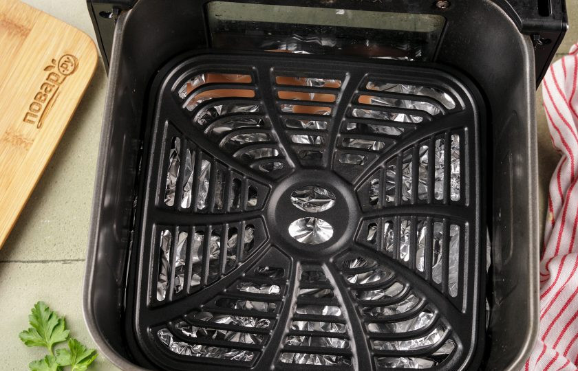 1. Этап. Ленивые голубцы в аэрогриле: Прикройте ленивые голубцы в соусе фольгой и сверху установите решётку аэрогриля.