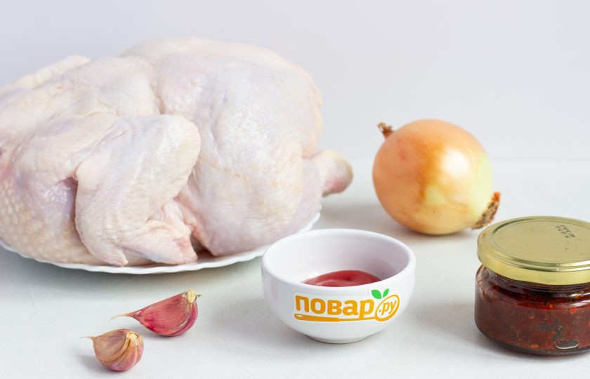 1. Этап. Курица, запеченная с аджикой: Подготовьте все необходимые ингредиенты. Курицу тщательно помойте, обсушите бумажным полотенцем.