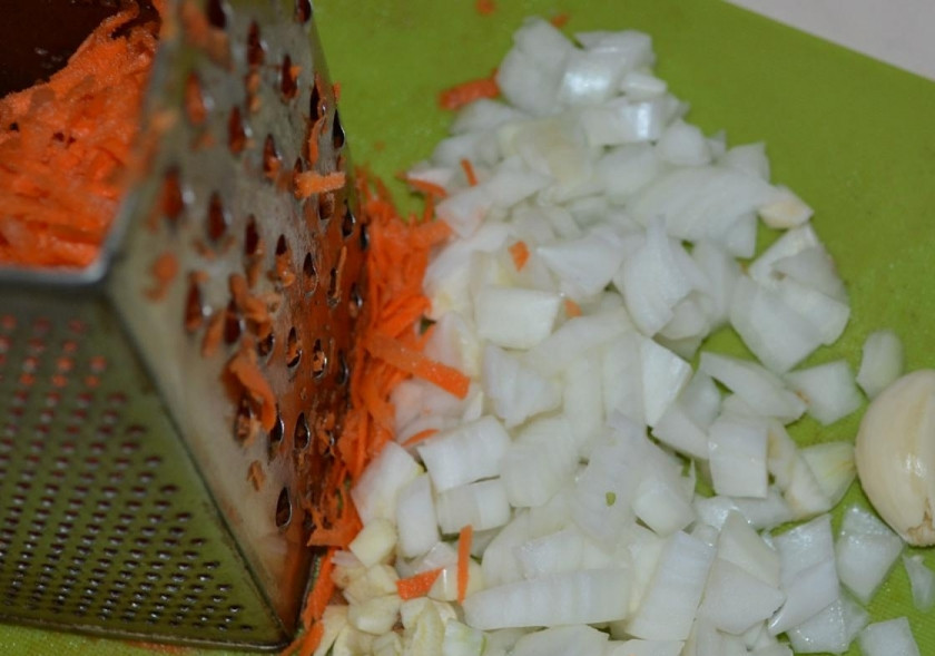 1. Этап. Тушеное мясо с картошкой в мультиварке Редмонд: Очистите лучок, морковку и чеснок. Лук порубите, морковь натрите при помощи терки, а чеснок просто придавите плоской стороной ножа. Томаты откройте и протрите через сито.