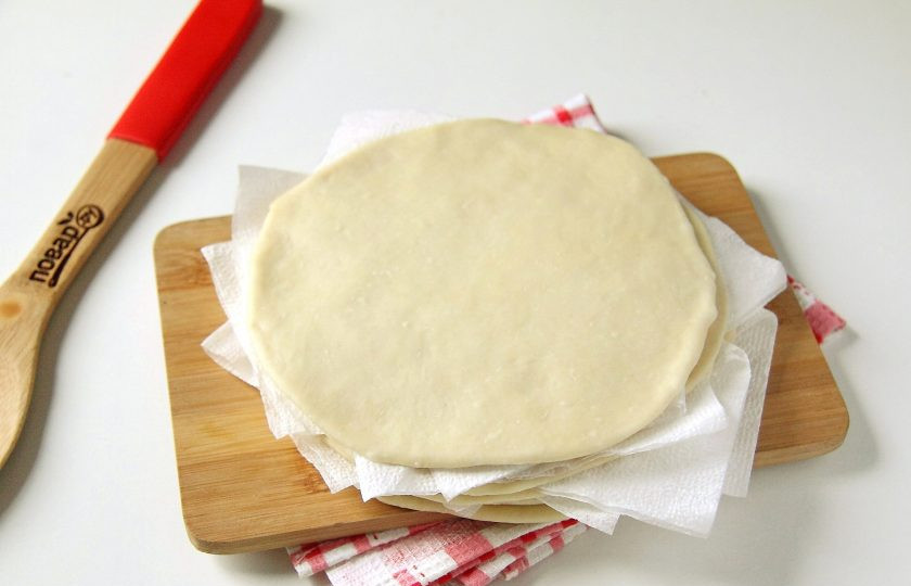 1. Этап. Чельпек: Чельпек жарится в раскаленном фритюре очень быстро, поэтому тесто желательно раскатать все сразу. Раскатанные лепешки проложите бумажными салфетками, чтобы предотвратить заветривание и склеивание.