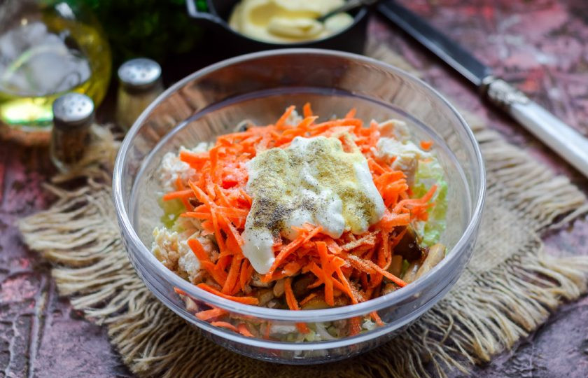 1. Этап. Салат Переполох: Добавьте в салат майонез или сметану, соль и перец. Перемешайте салат и подавайте к столу.