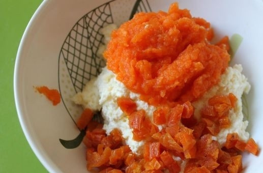 1. Этап. Пирог из моркови и творога: 8. Во вторую половину творога добавьте морковь и курагу, например. Морковь взбейте блендером в пюре.