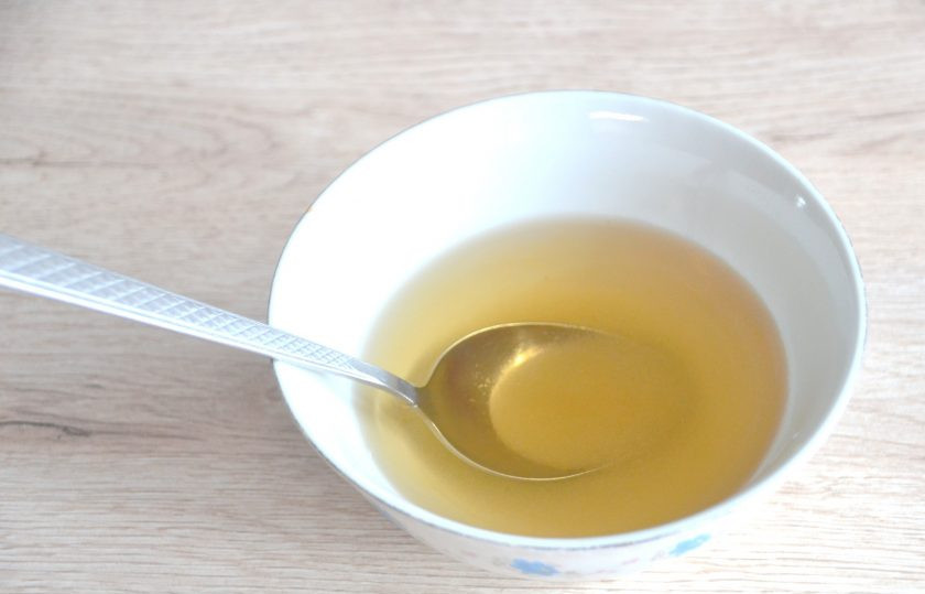 1. Этап. Торт Нежное облако: Подготовьте пропитку для бисквита из 100 мл. воды, 2 ст. ложек сахара, при желании можно добавить в нее коньяк или ром.