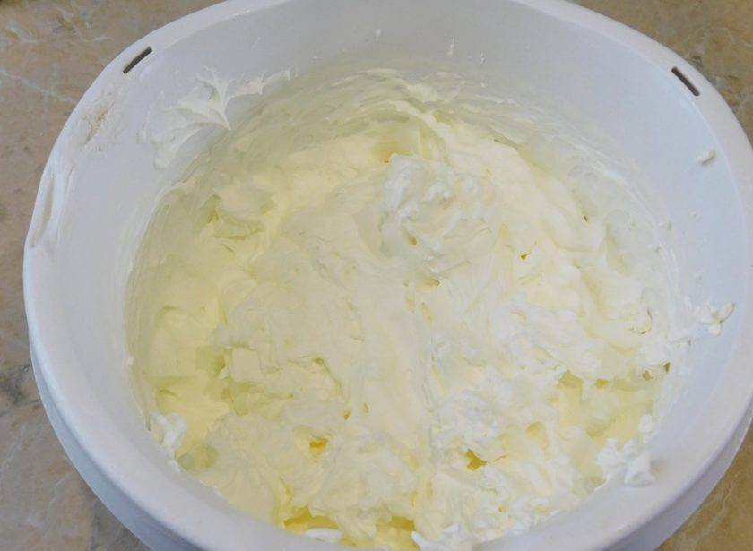 1. Этап. Кексы на День Рождения: Для крема соедините жирные сливки с сахарной пудрой и взбейте в пышную, стабильную массу.