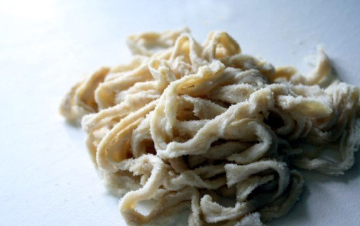 1. Этап. Колбаски-гриль для дружной компании: Если свиные кишки у вас соленые, их необходимо замочить в воде минут на 30. Затем хорошо промойте их под проточной водой и внутри, и снаружи.