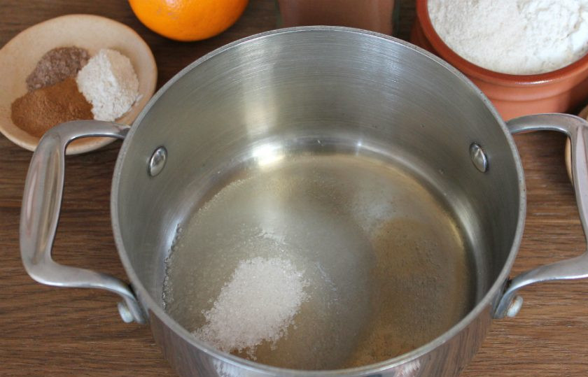 1. Этап. Пряники без меда: В кастрюлю насыпаем сахар, добавляем воду и настойку. Ставим на огонь и помешивая нагреваем до полного растворения сахара.