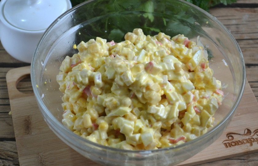 1. Этап. Салат Варежка: 5. Заправьте салат майонезом.