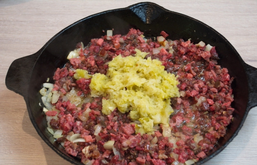 1. Этап. Солянка сборная (мясная, домашняя): Очищаем огурчики от кожуры, натираем их на мелкой терке. Огурцы лучше использовать бочковые.