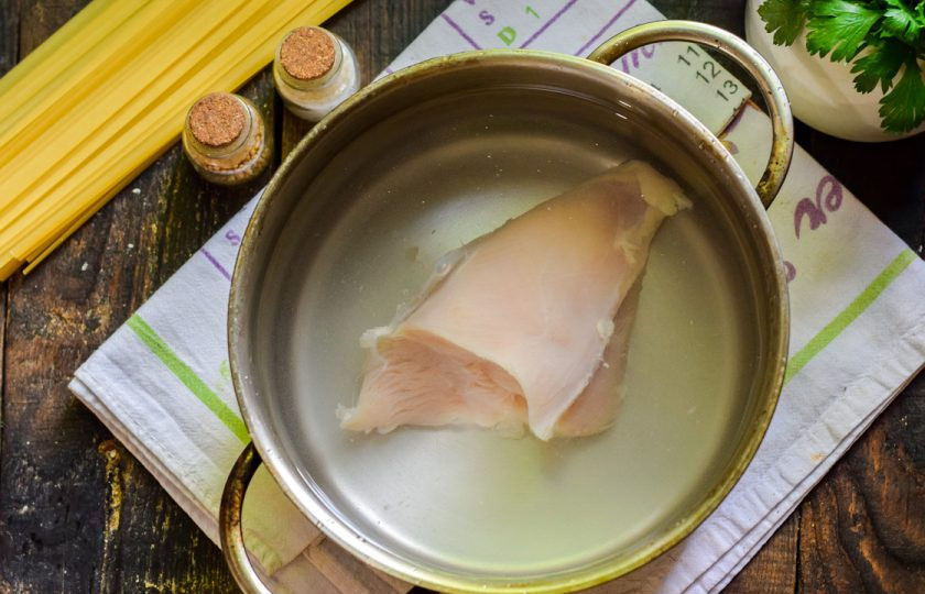 1. Этап. Диетический суп с лапшой: Филе переложите в кастрюлю и залейте водой, варите после закипания 25 минут.