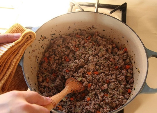 1. Этап. Пицца Болоньезе: 3. Соедините обжаренный фарш с овощами. Добавьте томатный соус, немного сливок, белое сухое вино. Перемешайте, доведите до кипения и отправьте в разогретую духовку. Томите при температуре около 150 градусов 3-4 часа.