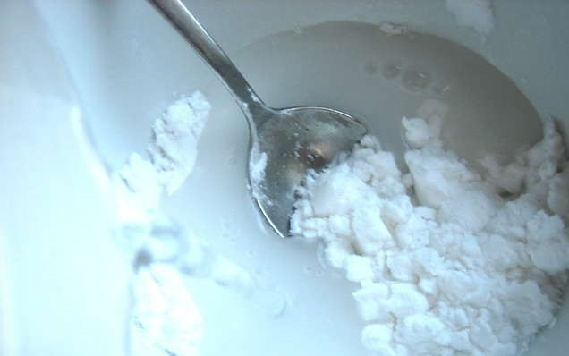 1. Этап. Сладкий суп из сухофруктов: В 100 мл воды добавьте крахмал.