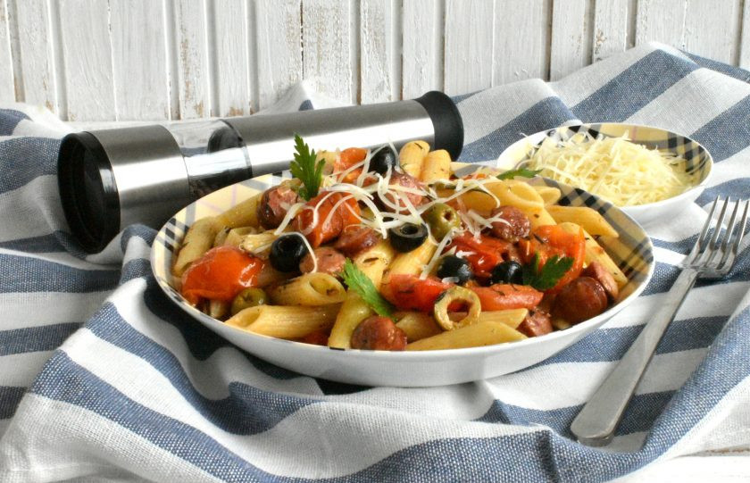 1. Этап. Паста с колбасками, маслинами и пряными травами: При подаче выложите пасту на подогретые тарелки, присыпьте пармезаном и свежей зеленью.