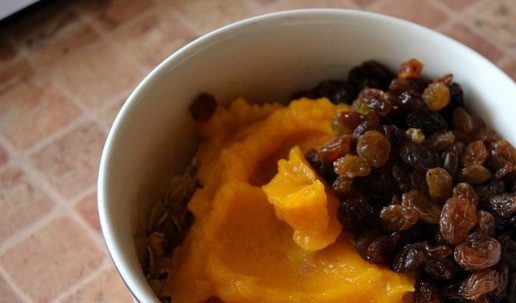 1. Этап. Ночная овсянка с тыквой: В баночку или тарелку насыпать хлопья. Добавить корицу, ванилин и тыквенное пюре. Пюре можно использовать как из варёной тыквы, так и из запеченной.