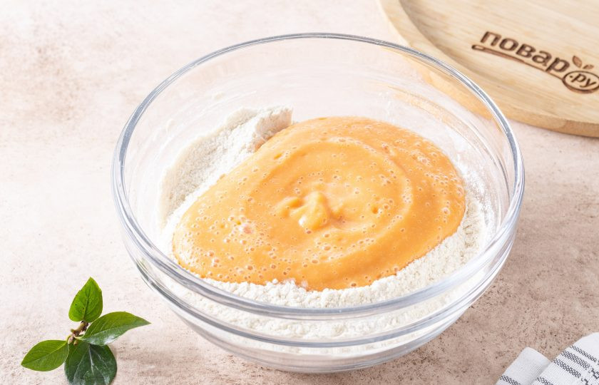 1. Этап. Панкейки из батата: Влейте жидкую смесь к сухим ингредиентам.