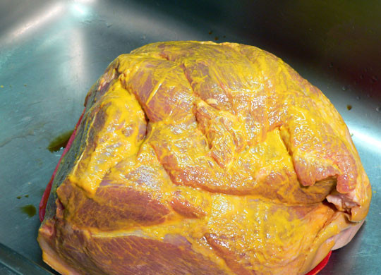 1. Этап. Запеченное мясо в духовке: Нанесите горчицу.