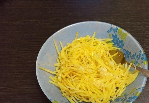 1. Этап. Салат Дыхание дракона: Картофель охладить и посыпать приправой для корейских салатов. Добавить по вкусу яблочный уксус, соль, сахар, выдавленный чеснок и растительное масло. Я ещё посыпаю измельченным кориандром. Пропорции не указываю, у всех вкусы разные. Но вам должно быть вкусно, остро, пряно. Оставить в холодильнике на пару часов. У меня салат стоял ночь.