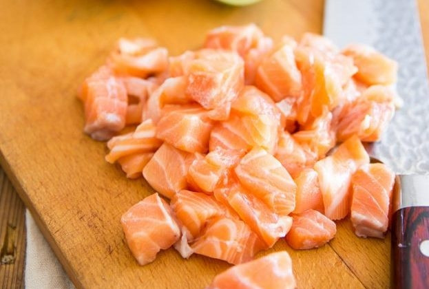 1. Этап. Салат с сёмгой: Семгу лучше брать свежую, не замороженную. Промойте кусок под проточной водой, обсушите. Снимите с него кожу, нарежьте небольшими кубиками.