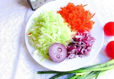 1. Этап. Щи из тушенки: 1. Первым делом налейте в кастрюлю воду (около 2 литров), поставьте её на огонь. Пока вода закипает, очистите лук, нарежьте его мелким кубиком, на средней терке натрите морковь и нашинкуйте капусту.